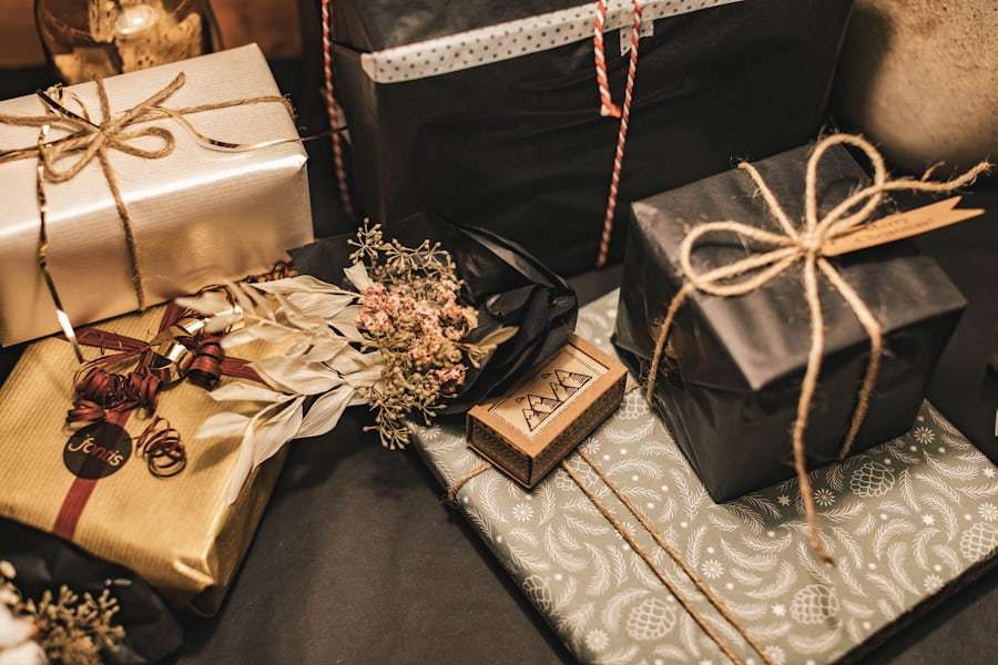 Kado dengan pita emas di atas meja