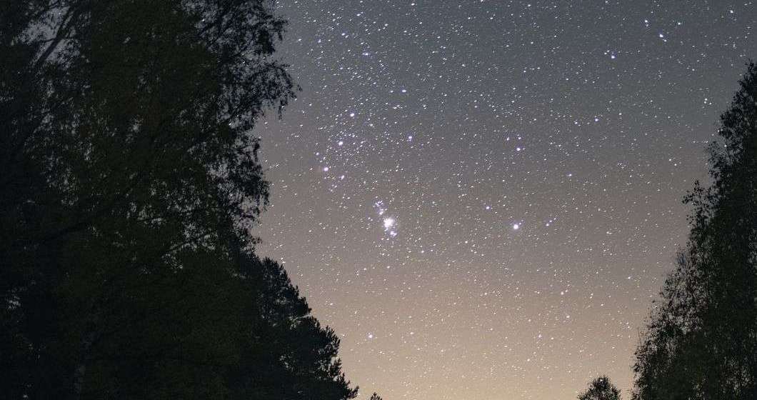 Jalan di bawah langit malam bertabur bintang