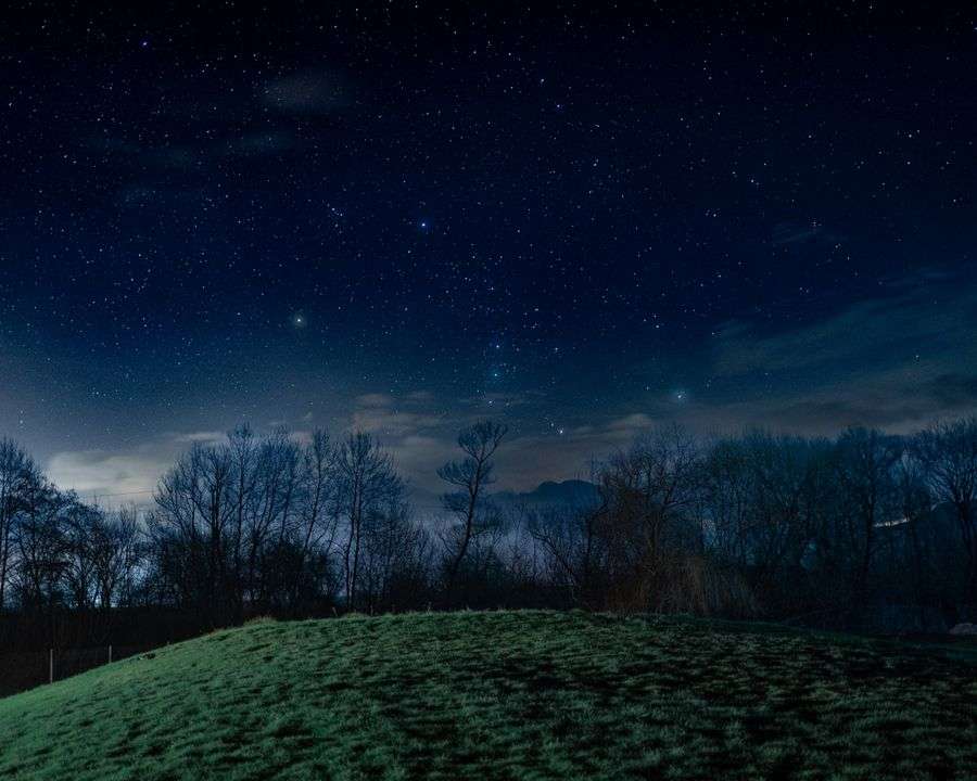 Padang luas di bawah langit malam bertabur bintang