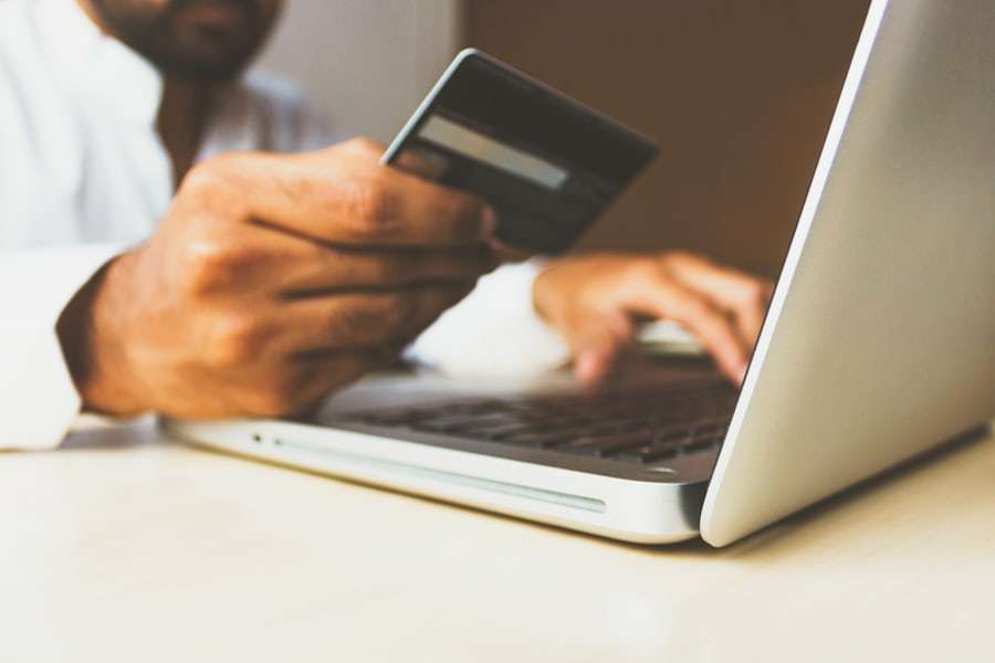 Kartu pembayaran dan ponsel untuk transaksi digital