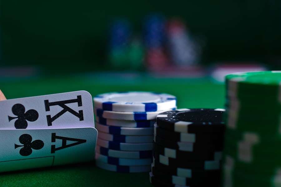 Kartu remi dan tumpukan chip poker di atas meja felt