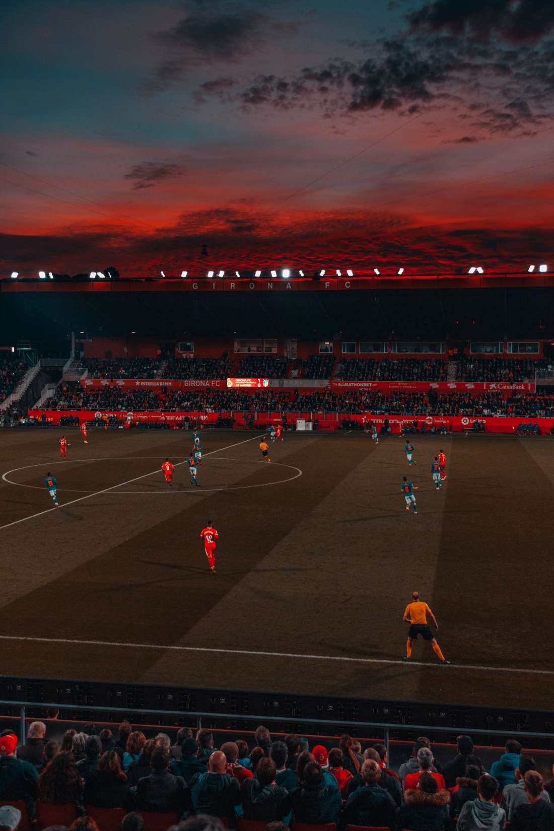 Stadion sepak bola menjelang kick-off